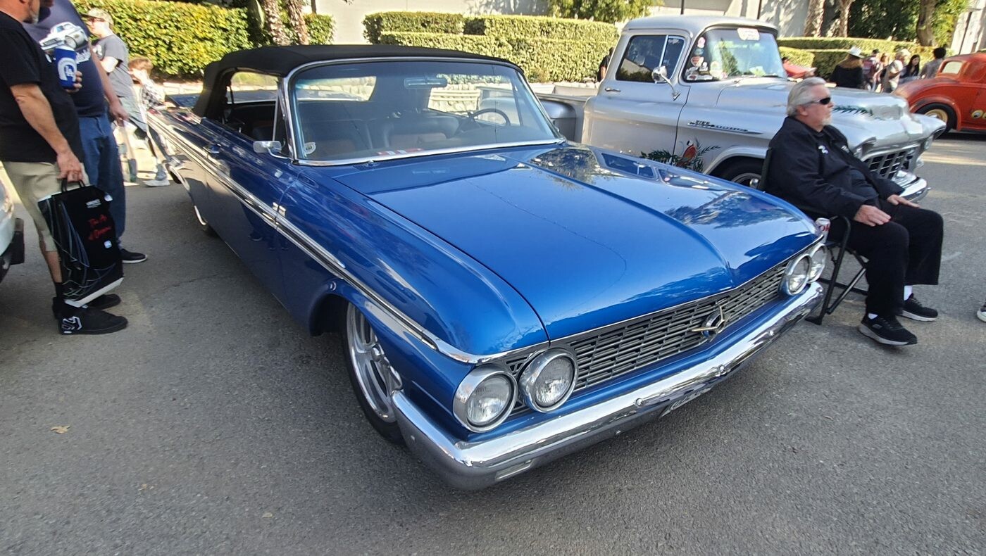Niebieski Ford Galaxie Sunliner z 1961 roku – kabriolet w metalicznym błękicie z czarnym dachem