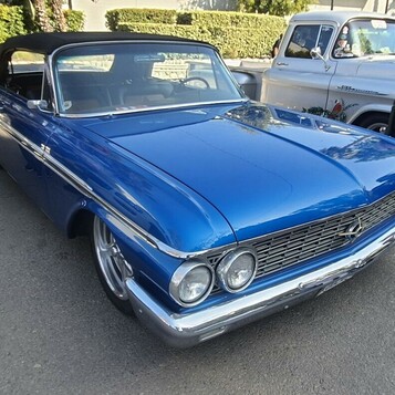 Niebieski Ford Galaxie Sunliner z 1961 roku – kabriolet w metalicznym błękicie z czarnym dachem
