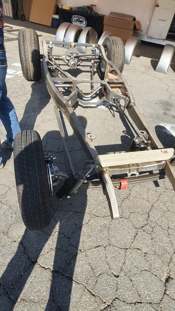 Rolling chassis na giełdzie zlotu – gotowe podwozie hot roda czeka na nadwozie
