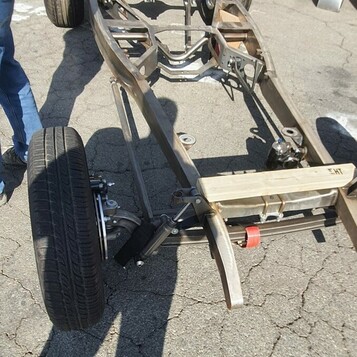 Rolling chassis na giełdzie zlotu – gotowe podwozie hot roda czeka na nadwozie