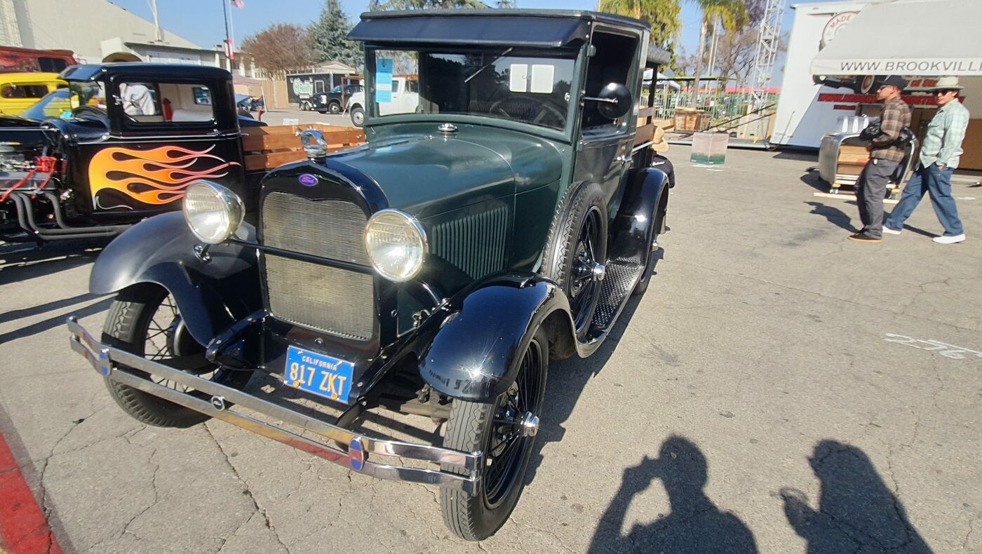 Ciemnozielony Ford Model A pickup z 1930 roku – przedwojenna ciężarówka w stanie fabrycznym