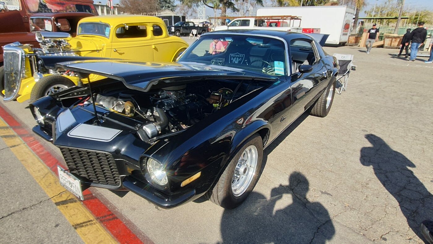 Czarny Chevrolet Camaro z 1971 roku ze srebrnymi pasami – druga generacja z otwartą maską