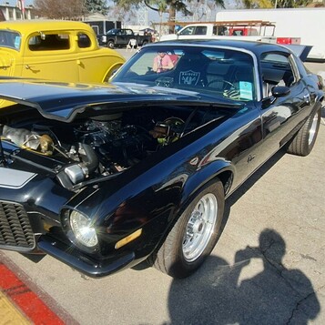 Czarny Chevrolet Camaro z 1971 roku ze srebrnymi pasami – druga generacja z otwartą maską