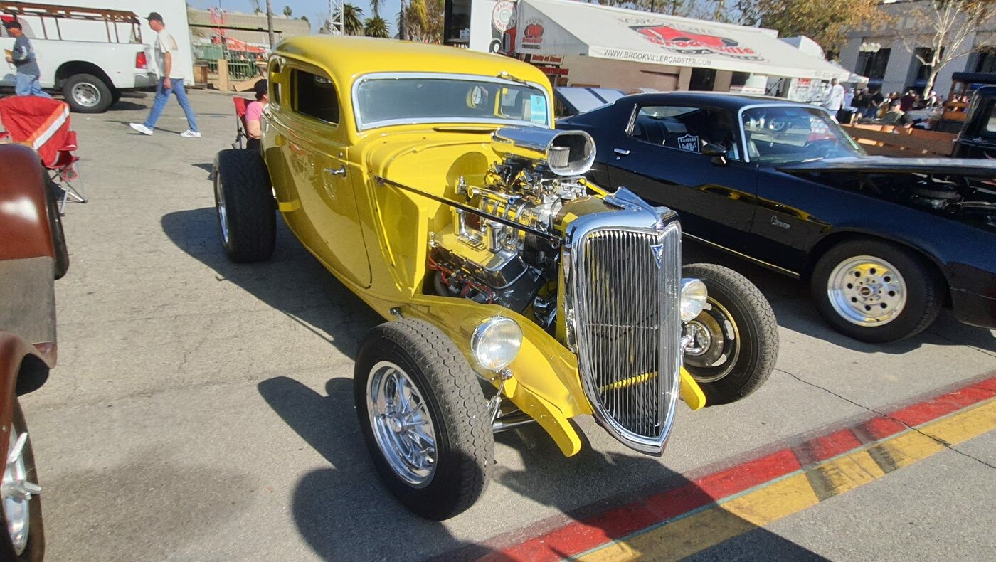 Żółty Ford 3-window coupe z 1934 roku – highboy z odsłoniętym silnikiem w kolorze słońca
