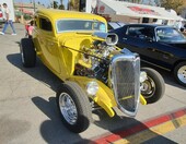 Żółty Ford 3-window coupe z 1934 roku – highboy z odsłoniętym silnikiem w kolorze słońca – zdjęcie 1