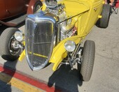Żółty Ford 3-window coupe z 1934 roku – highboy z odsłoniętym silnikiem w kolorze słońca – zdjęcie 2