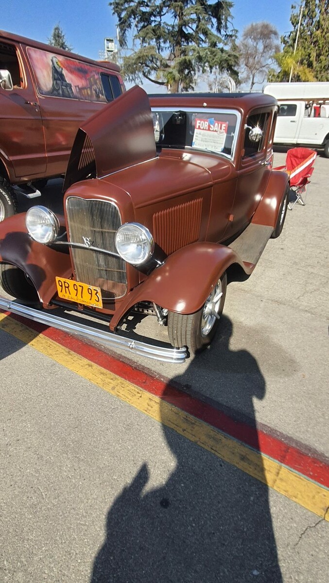 Brązowy Ford 5-window coupe z 1932 roku z otwartą maską – Deuce w kolorze czekolady