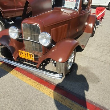 Brązowy Ford 5-window coupe z 1932 roku z otwartą maską – Deuce w kolorze czekolady