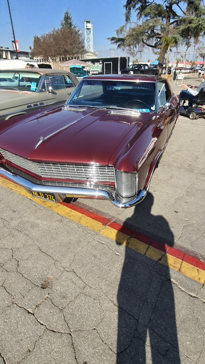 Bordowy Chevrolet Impala z 1966 roku – klasyk z szeroką atrapą w kolorze wina