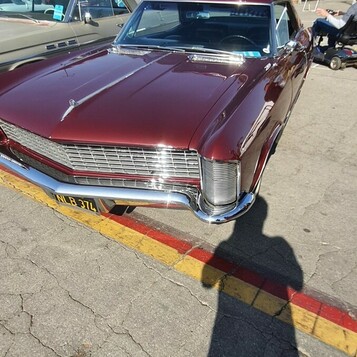 Bordowy Chevrolet Impala z 1966 roku – klasyk z szeroką atrapą w kolorze wina