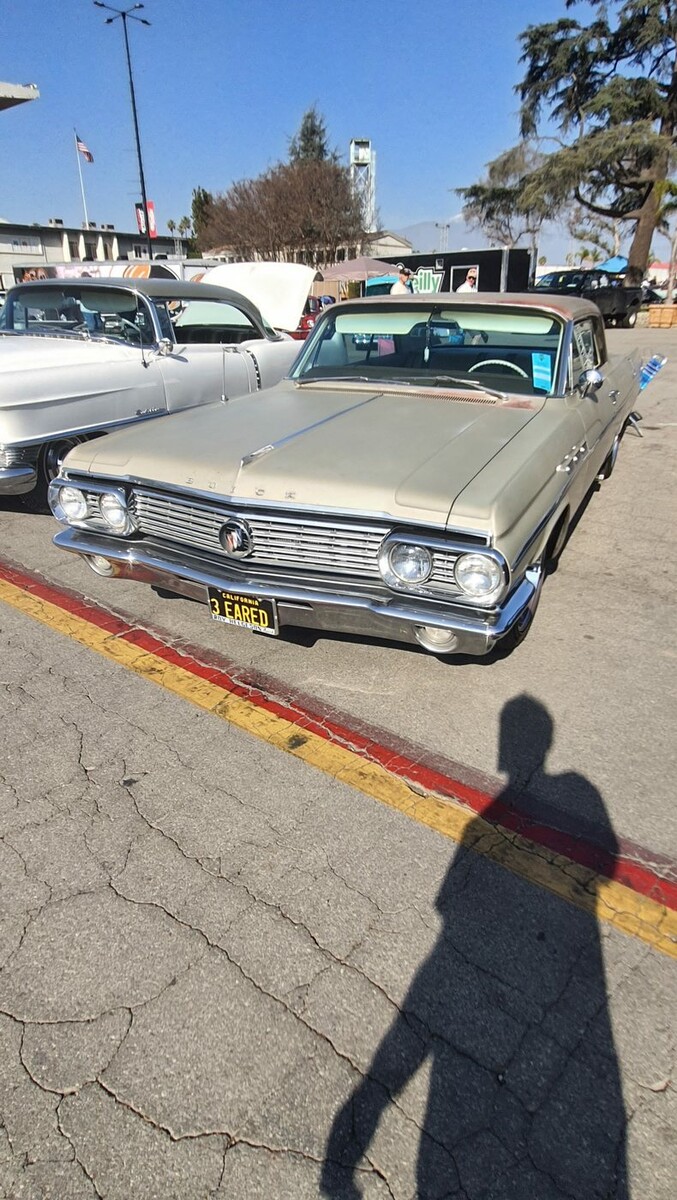 Szampański Buick Riviera z 1964 roku – pierwsza generacja w kolorze złotego piasku