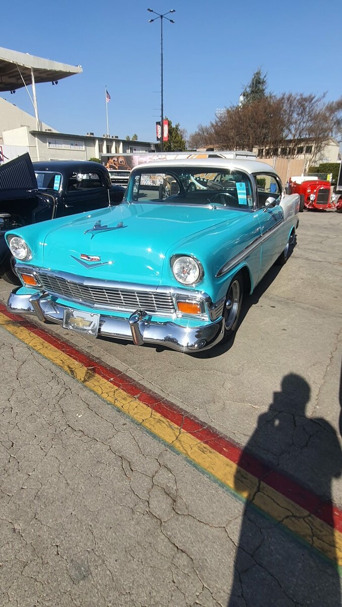 Turkusowo-biały Chevrolet Bel Air z 1956 roku – Tri-Five w kolorach Kalifornii