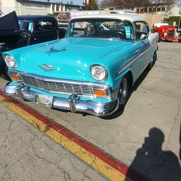 Turkusowo-biały Chevrolet Bel Air z 1956 roku – Tri-Five w kolorach Kalifornii