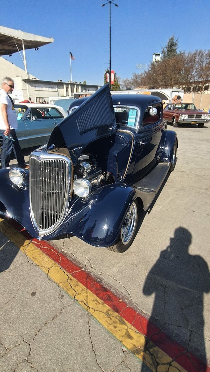 Granatowy Ford coupe z 1934 roku z otwartą maską – przedwojenny street rod pokazuje silnik