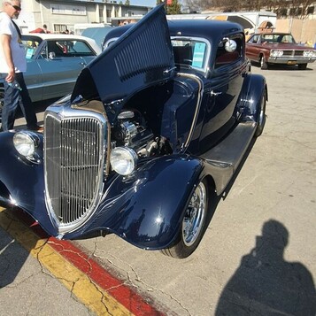 Granatowy Ford coupe z 1934 roku z otwartą maską – przedwojenny street rod pokazuje silnik