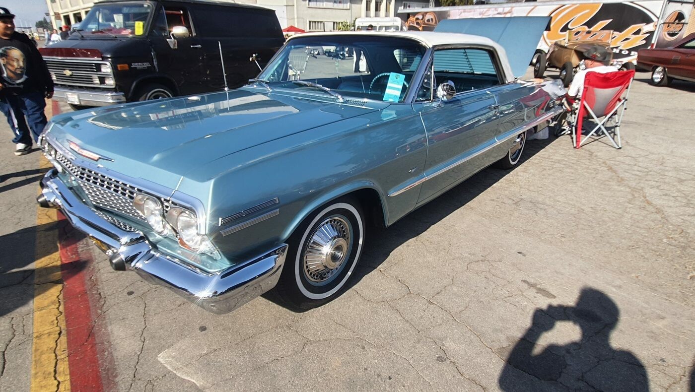 Srebrnobłękitny Chevrolet Impala SS z 1963 roku – kanciasta elegancja na chromowanych kołpakach
