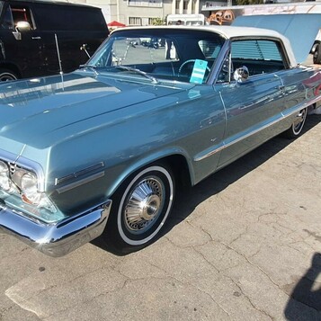 Srebrnobłękitny Chevrolet Impala SS z 1963 roku – kanciasta elegancja na chromowanych kołpakach