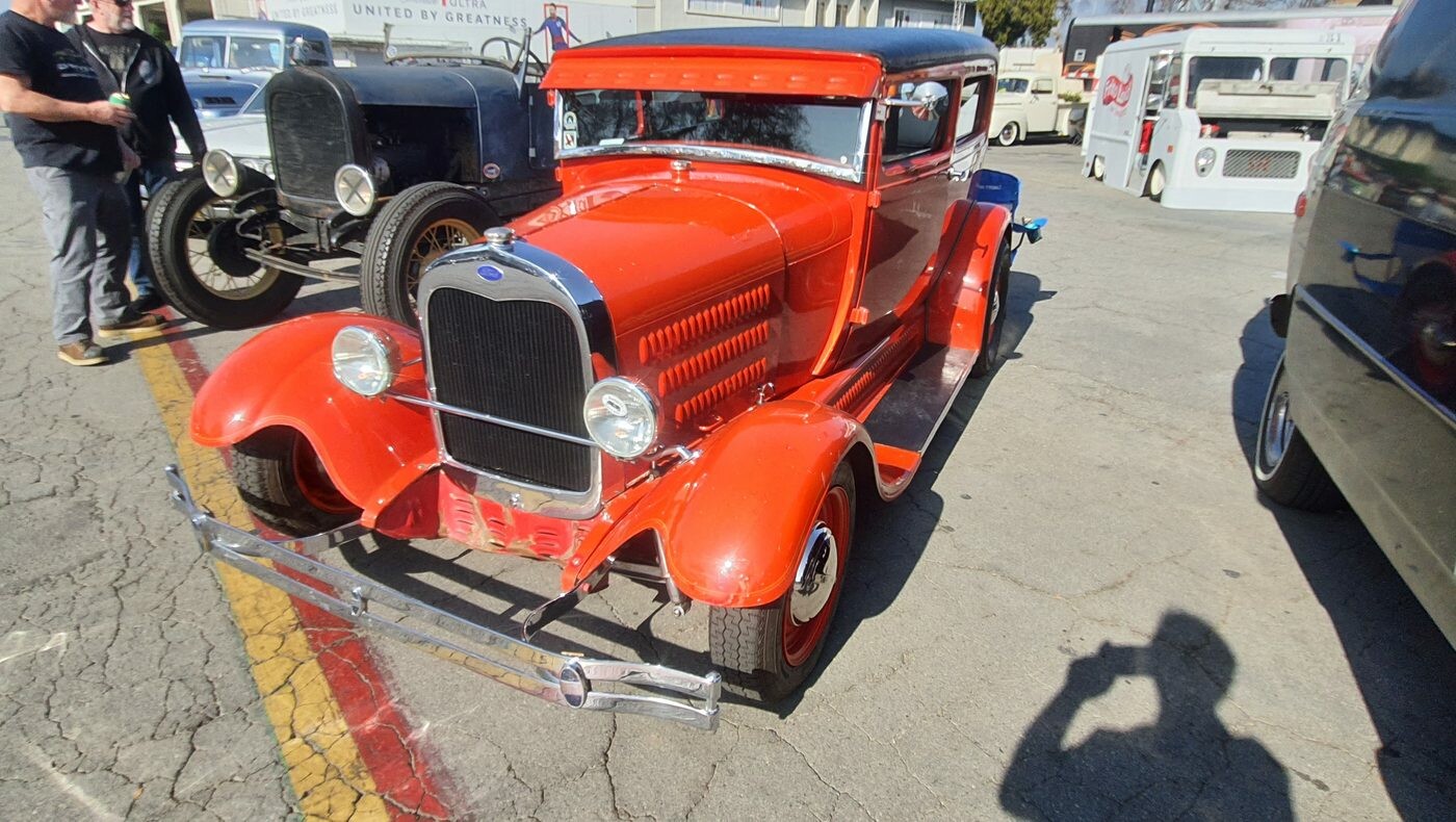 Pomarańczowy Ford Model A Tudor z 1929 roku – przedwojenny sedan w kolorze dyni