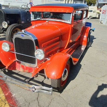 Pomarańczowy Ford Model A Tudor z 1929 roku – przedwojenny sedan w kolorze dyni