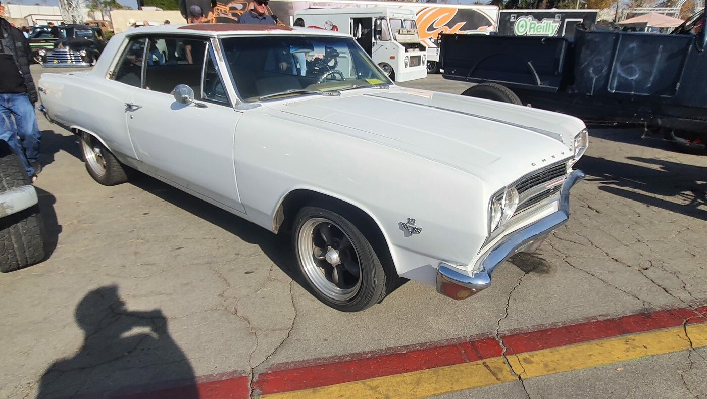 Biały Chevrolet Chevelle z 1965 roku na czarnych felgach – „sleeper” w najczystszej postaci