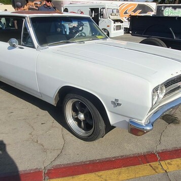 Biały Chevrolet Chevelle z 1965 roku na czarnych felgach – „sleeper” w najczystszej postaci