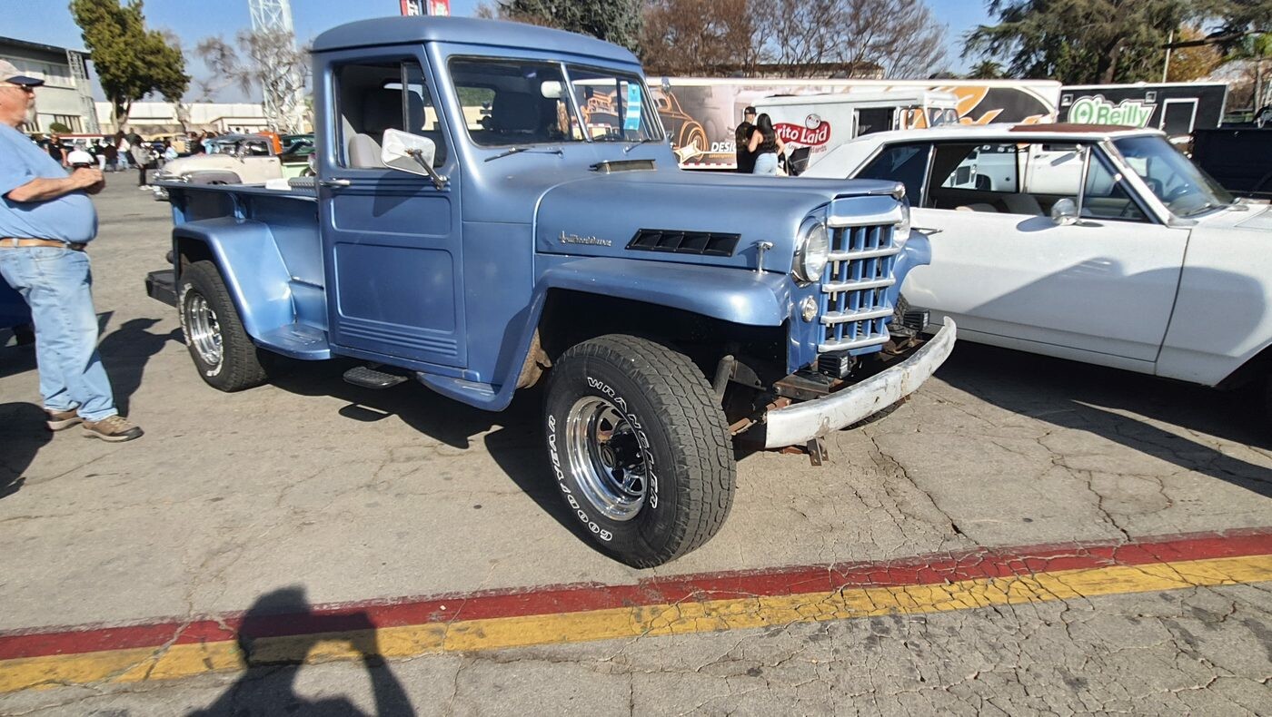 Błękitny Willys Jeep pickup z lat 50. – terenowa ciężarówka w kolorze nieba