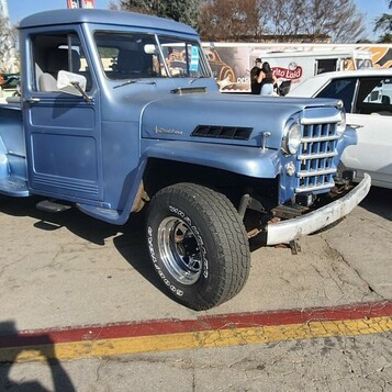 Błękitny Willys Jeep pickup z lat 50. – terenowa ciężarówka w kolorze nieba