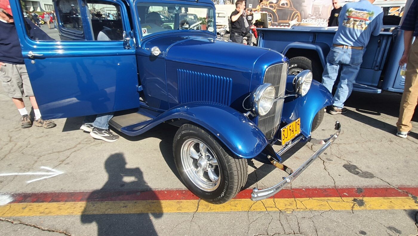 Niebieski Ford pickup z 1932 roku w pełnych błotnikach – przedwojenna ciężarówka w metaliku