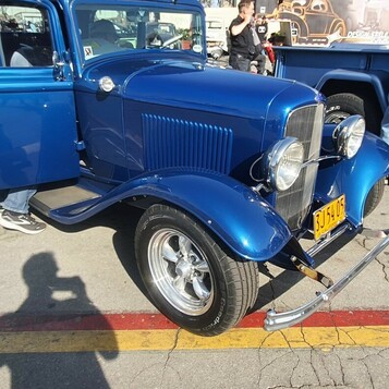 Niebieski Ford pickup z 1932 roku w pełnych błotnikach – przedwojenna ciężarówka w metaliku