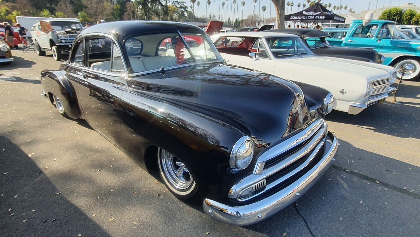 Czarny Chevrolet Styleline Deluxe z 1951 roku – „bomb” z chromowaną atrapą i białymi ściankami