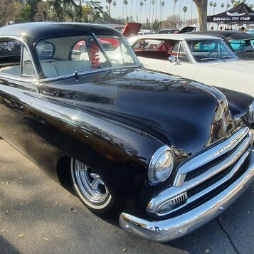 Czarny Chevrolet Styleline Deluxe z 1951 roku – „bomb” z chromowaną atrapą i białymi ściankami