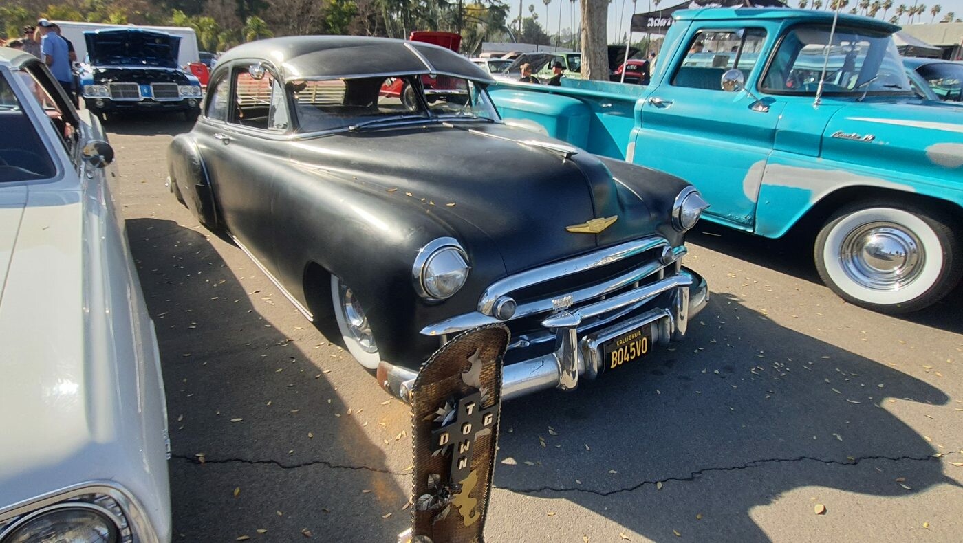 Czarny satynowy Chevrolet Fleetline z 1950 roku – obniżony „bomb” z klubową plakietką
