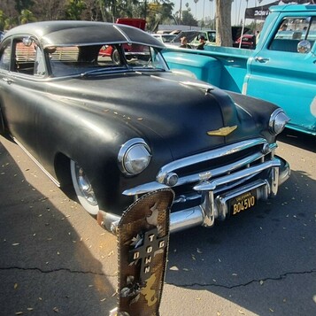 Czarny satynowy Chevrolet Fleetline z 1950 roku – obniżony „bomb” z klubową plakietką