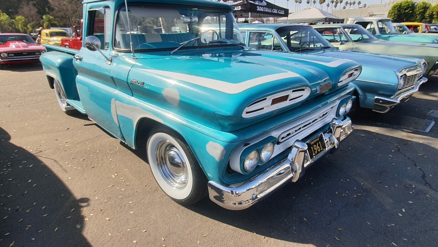 Turkusowo-biały Chevrolet Apache C10 z 1960 roku – pickup z „brwiami” na masce