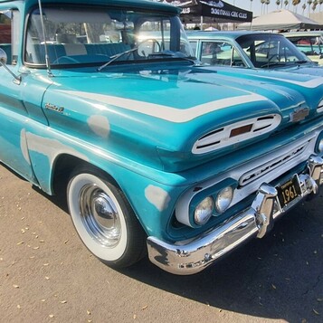 Turkusowo-biały Chevrolet Apache C10 z 1960 roku – pickup z „brwiami” na masce