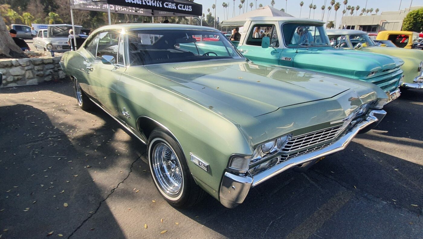 Jasnozielony Chevrolet Impala z 1968 roku – fastback na chromowanych felgach