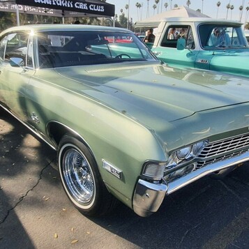 Jasnozielony Chevrolet Impala z 1968 roku – fastback na chromowanych felgach