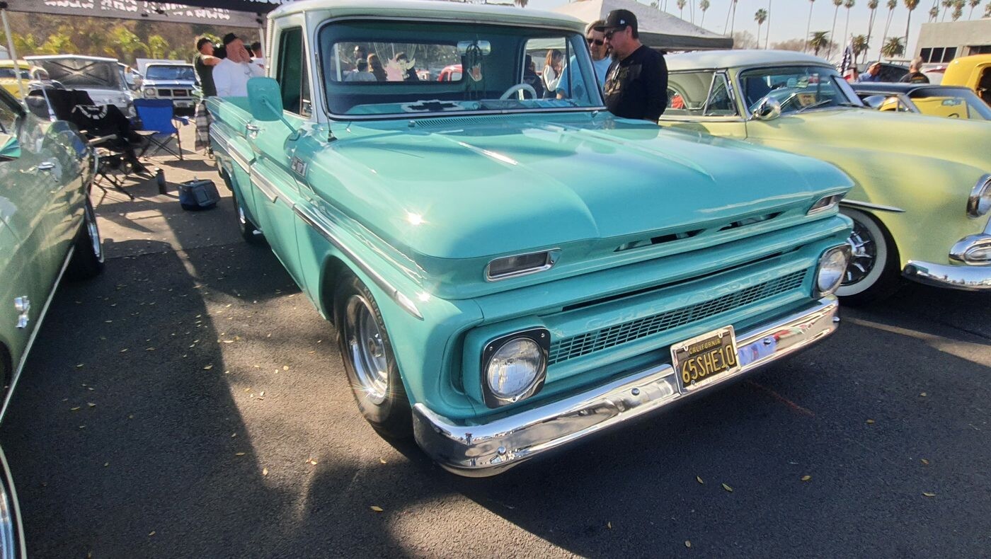 Turkusowy Chevrolet C10 z 1965 roku – pickup fleetside w kolorze morskiej wody