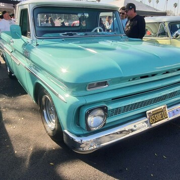 Turkusowy Chevrolet C10 z 1965 roku – pickup fleetside w kolorze morskiej wody