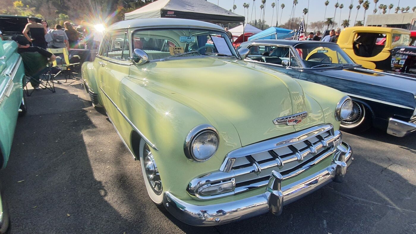 Seledynowy Chevrolet Styleline Deluxe z 1952 roku – chromowana atrapa z „zębami” i białe ścianki