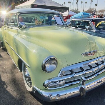 Seledynowy Chevrolet Styleline Deluxe z 1952 roku – chromowana atrapa z „zębami” i białe ścianki