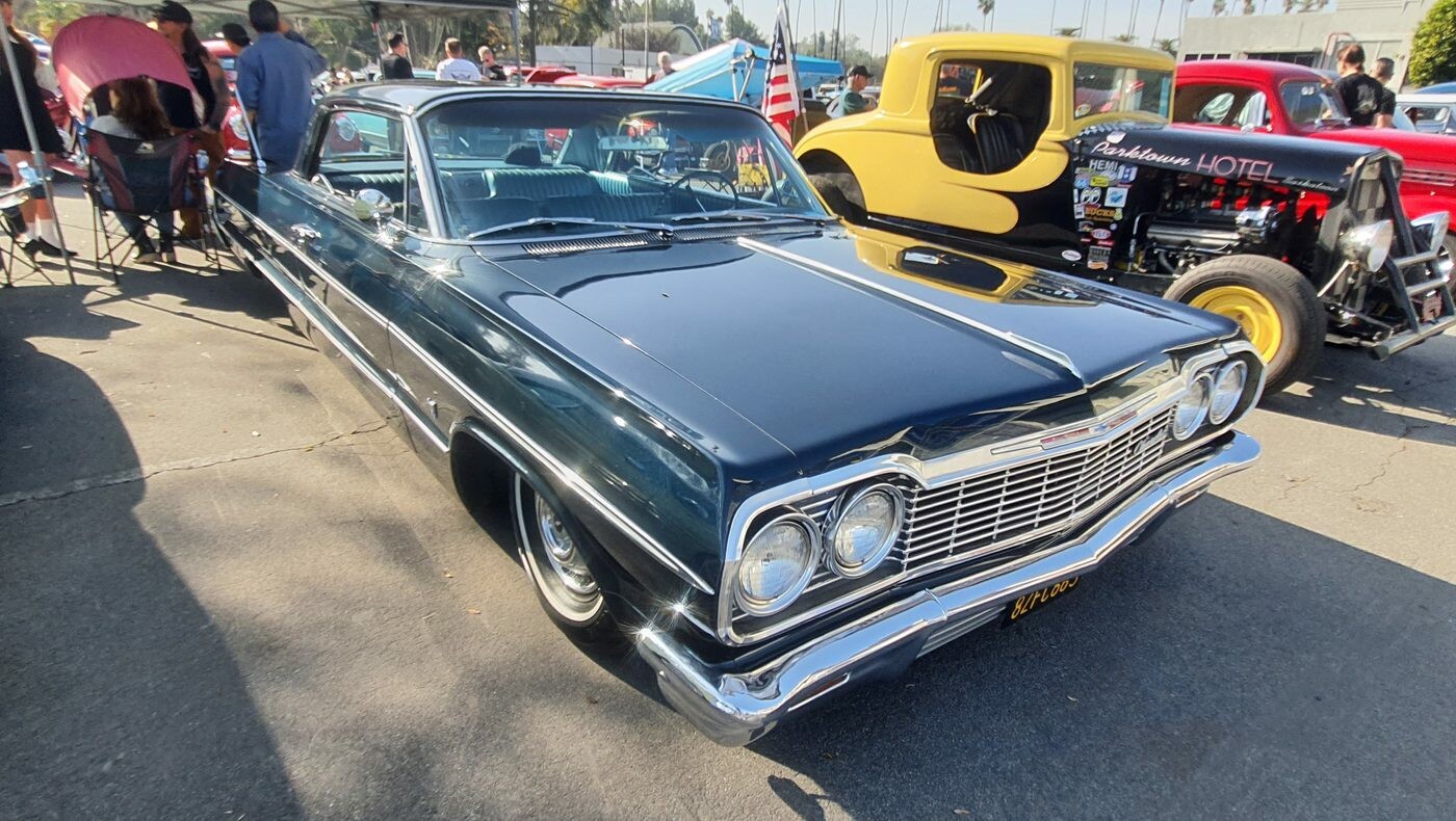 Granatowy Chevrolet Impala z 1965 roku – obniżony hardtop z chromowanymi listwami