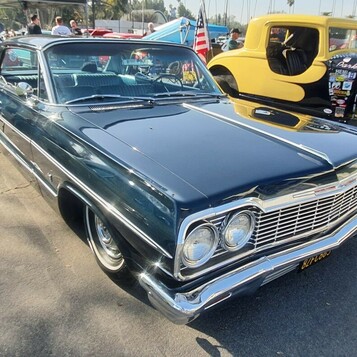 Granatowy Chevrolet Impala z 1965 roku – obniżony hardtop z chromowanymi listwami