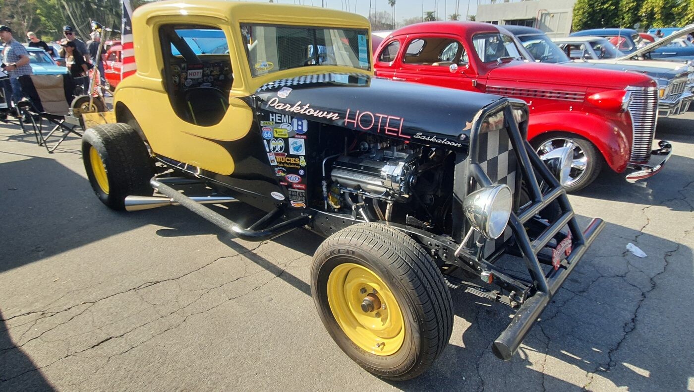 Żółto-czarny Ford Model A pickup gasser z silnikiem Hemi – hot rod z reklamą „Parktown Hotel”