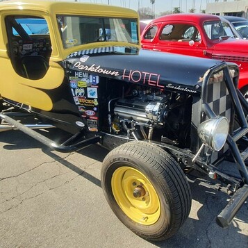 Żółto-czarny Ford Model A pickup gasser z silnikiem Hemi – hot rod z reklamą „Parktown Hotel”