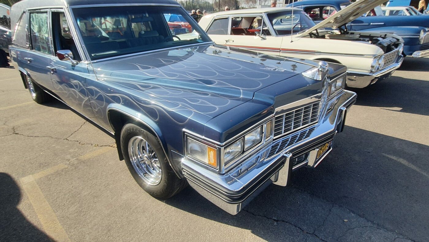 Cadillac karawan z 1978 roku z ghost flames – lowrider, który wozi wyłącznie na zloty