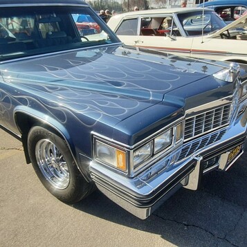 Cadillac karawan z 1978 roku z ghost flames – lowrider, który wozi wyłącznie na zloty