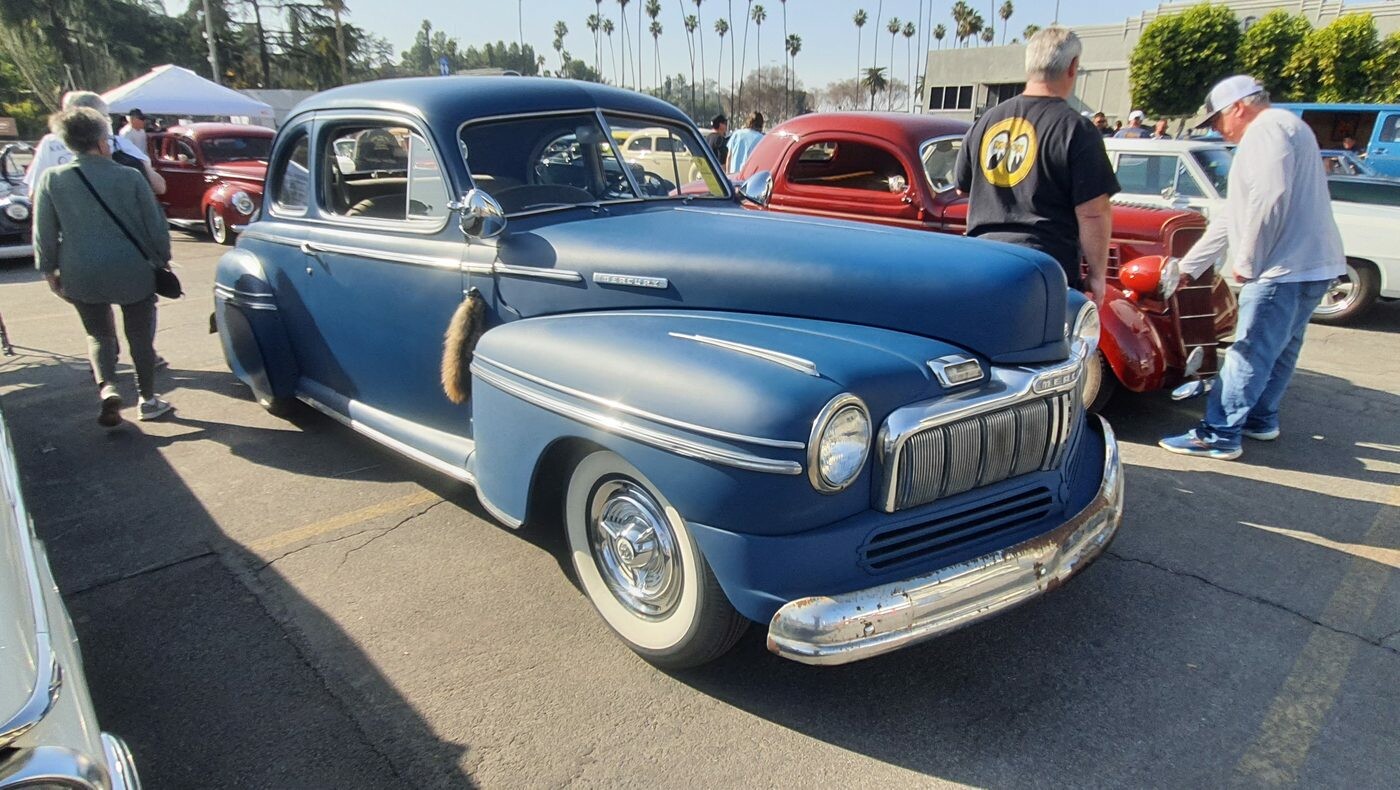 Niebieski Mercury Eight coupe z 1947 roku – powojenny klasyk z pionową atrapą, z przodu i z tyłu