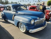 Niebieski Mercury Eight coupe z 1947 roku – powojenny klasyk z pionową atrapą, z przodu i z tyłu – zdjęcie 1