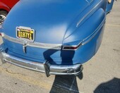 Niebieski Mercury Eight coupe z 1947 roku – powojenny klasyk z pionową atrapą, z przodu i z tyłu – zdjęcie 2
